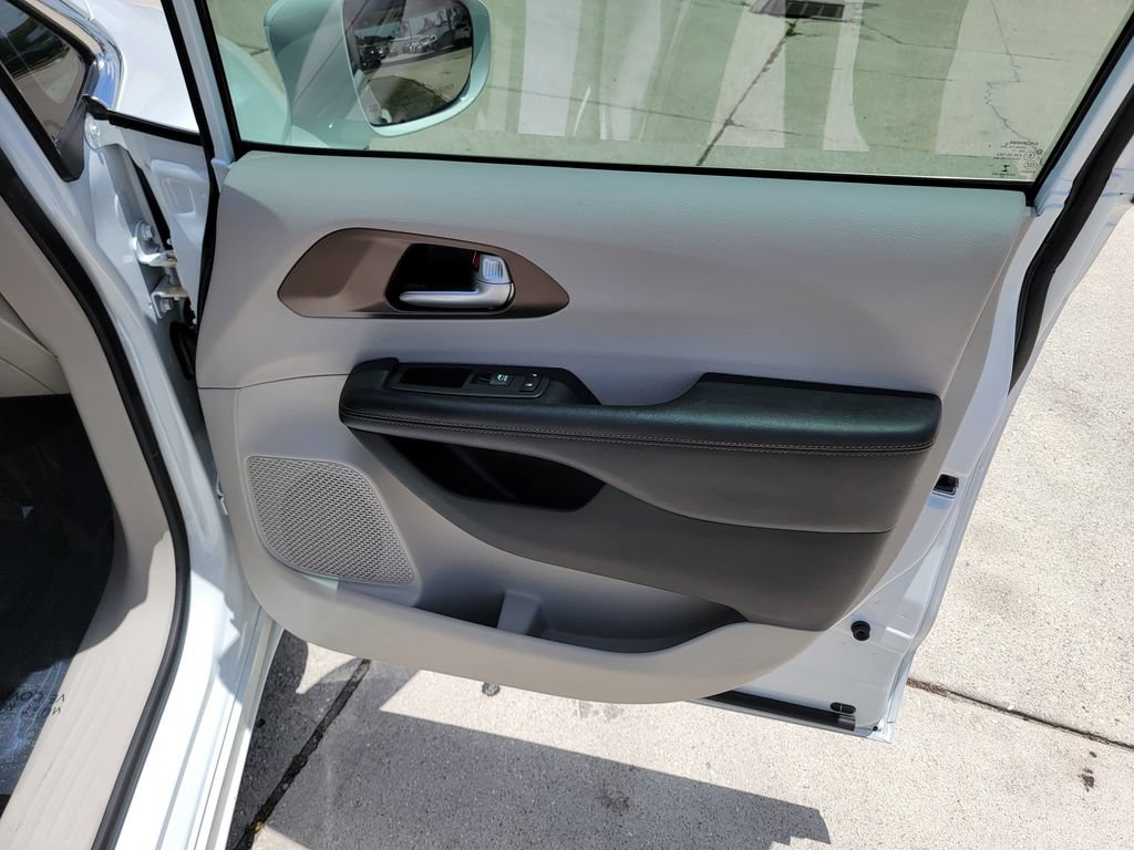 Used 2018 Chrysler Pacifica Touring-L Plus w/ Advanced Safetytec Group FWD image 14