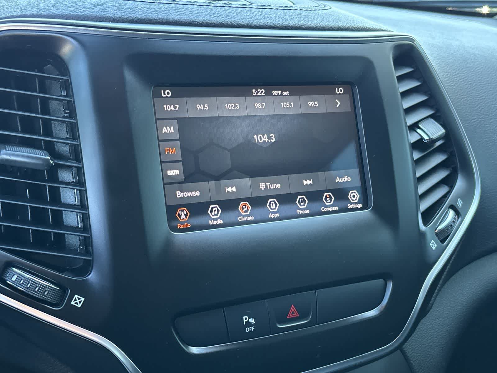 Used 2019 Jeep Cherokee Latitude Plus AWD/4WD image 14