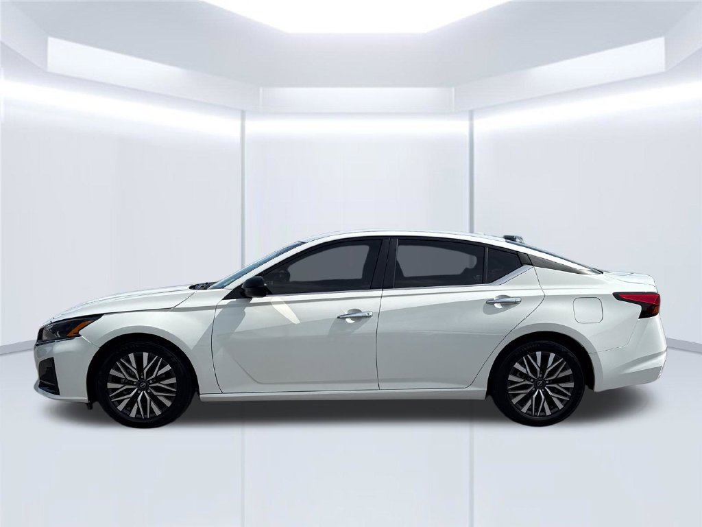 Used 2025 Nissan Altima 2.5 SV FWD image 9