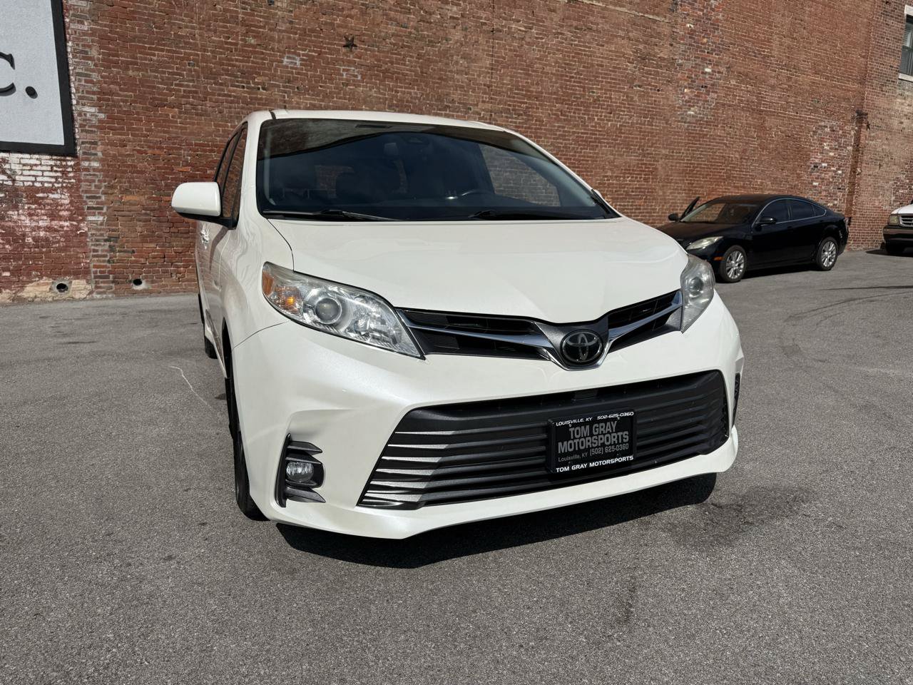 Used 2018 Toyota Sienna XLE Premium AWD/4WD image 2