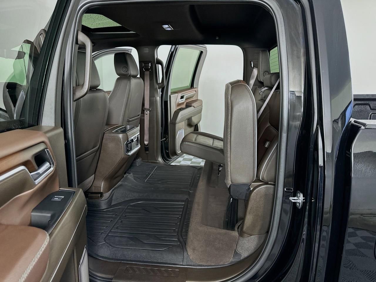 Used 2024 GMC Sierra 3500 Denali w/ Denali Reserve Package image 38