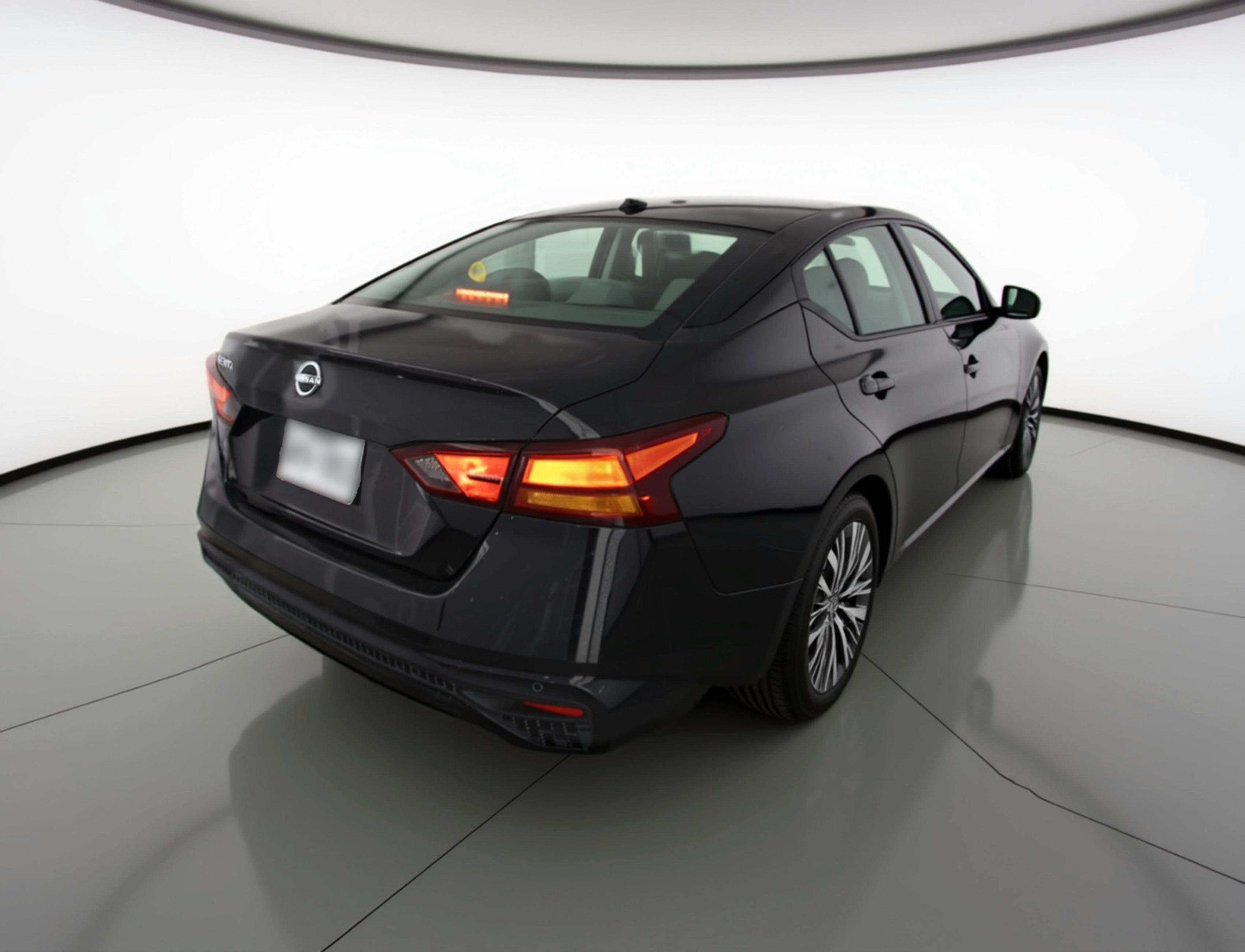 Used 2025 Nissan Altima 2.5 SV FWD image 9