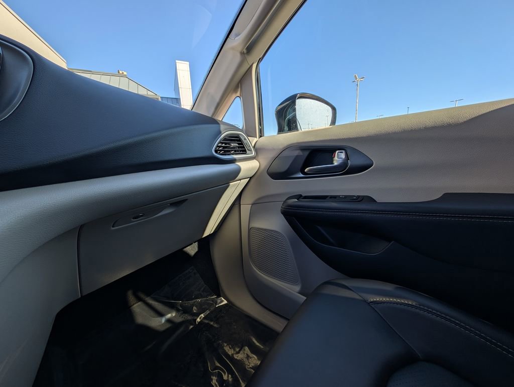 Used 2024 Chrysler Pacifica Touring-L FWD image 36