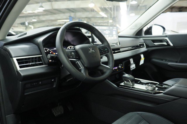 New 2026 Mitsubishi Outlander SE FWD image 5