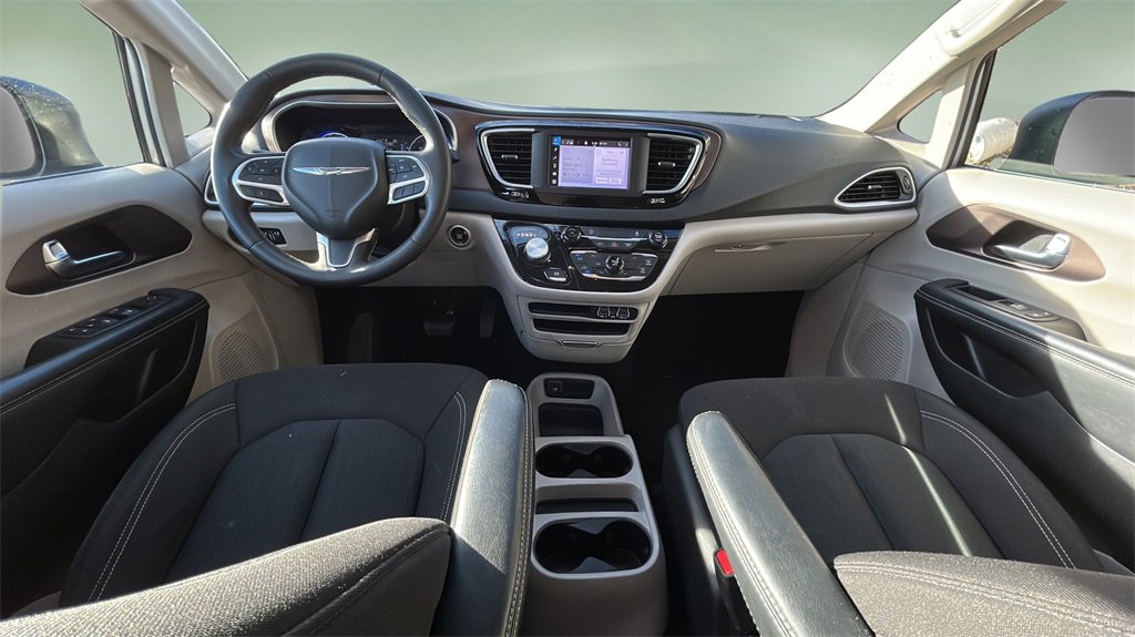 Used 2023 Chrysler Voyager LX image 20