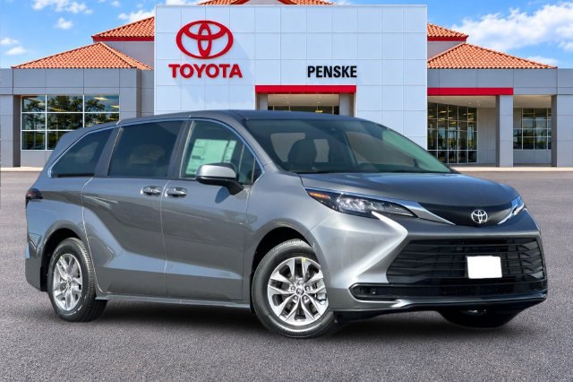 New 2026 Toyota Sienna LE FWD image 2