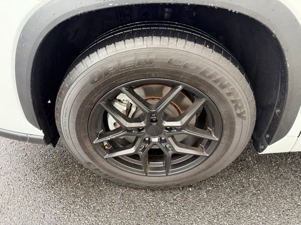 Used 2024 Toyota Highlander LE image 12