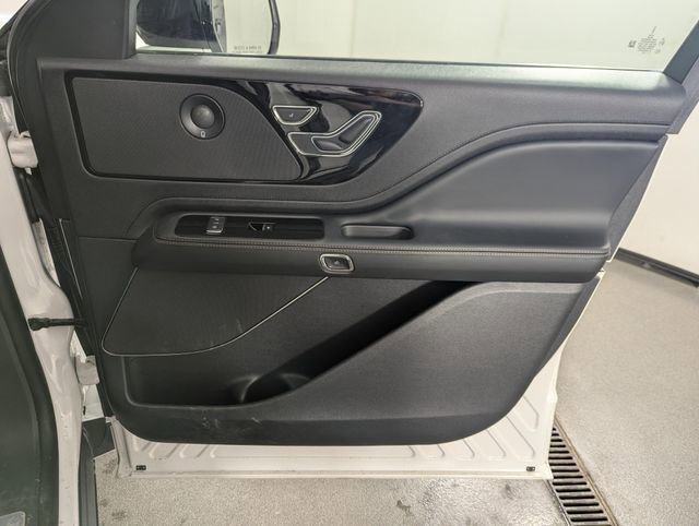 Used 2025 Lincoln Aviator AWD w/ Jet Appearance Package image 22