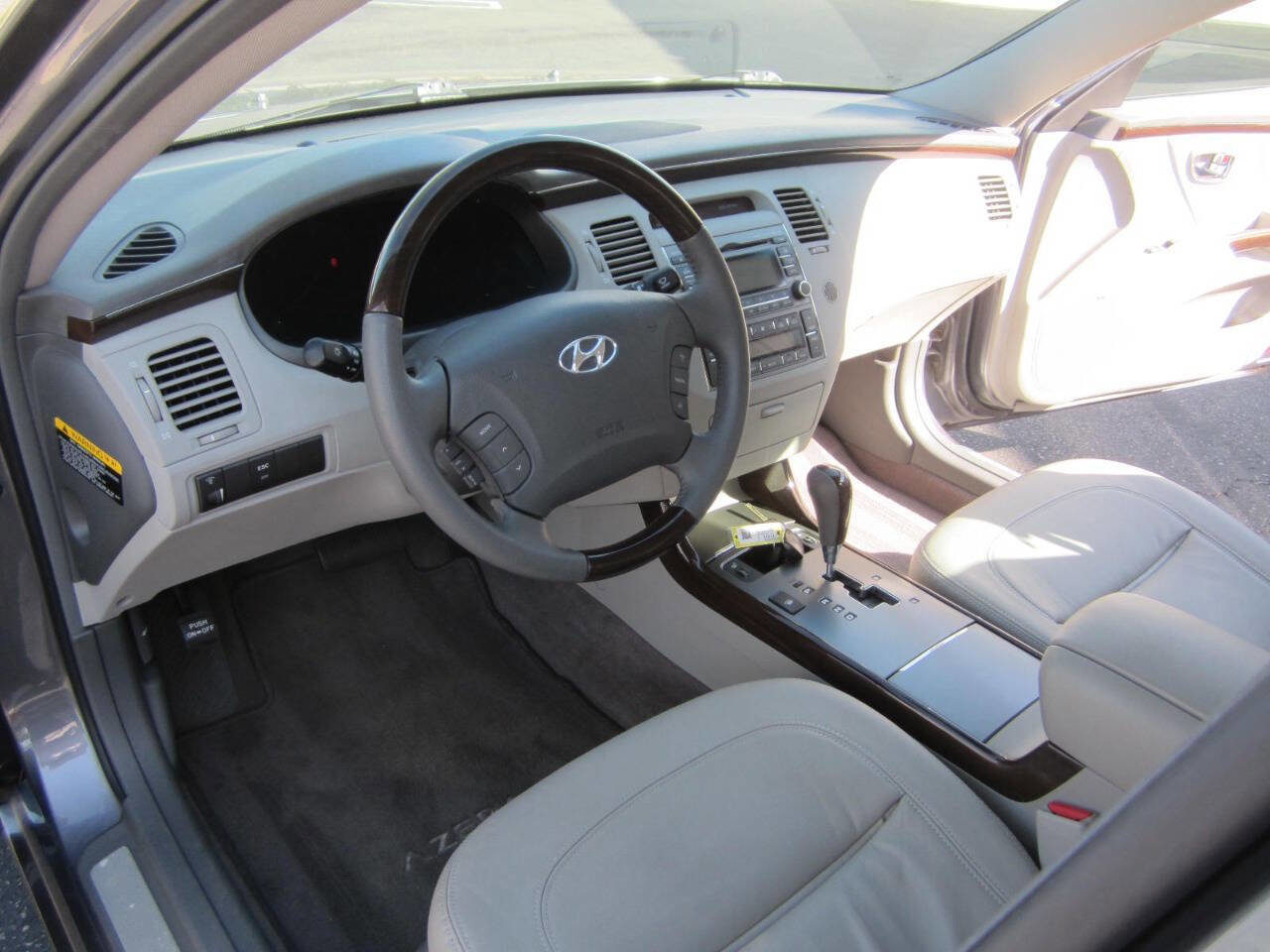 Used 2011 Hyundai Azera Limited image 24