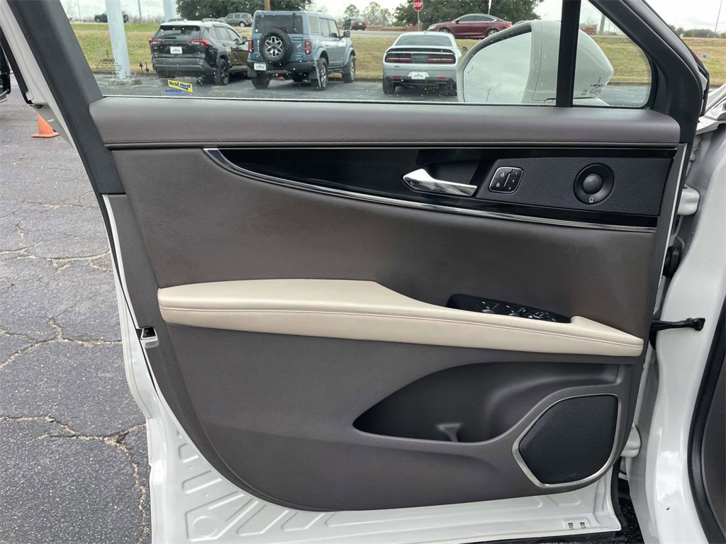 Certified 2023 Lincoln Nautilus Reserve w/ Equipment Group 201A image 15