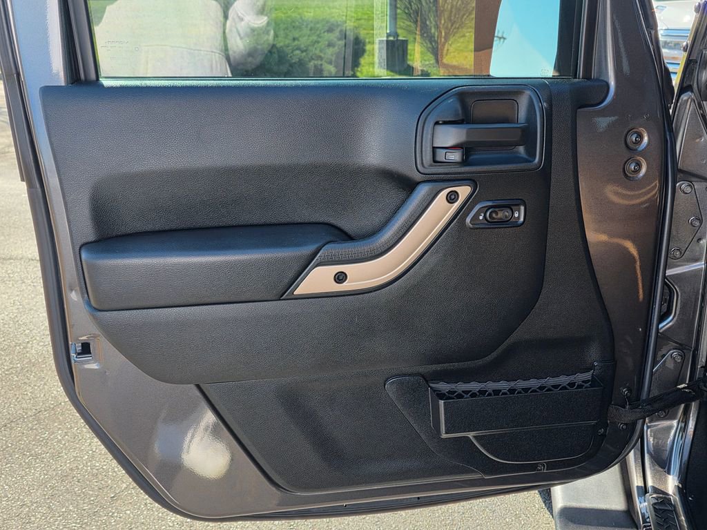 Used 2017 Jeep Wrangler Unlimited Sahara image 13