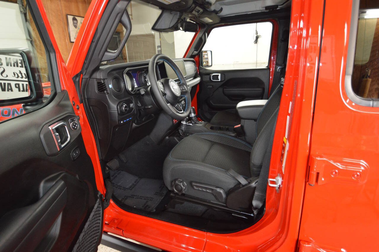 Used 2025 Jeep Wrangler Unlimited Rubicon 4xe w/ Safety Group AWD/4WD image 34