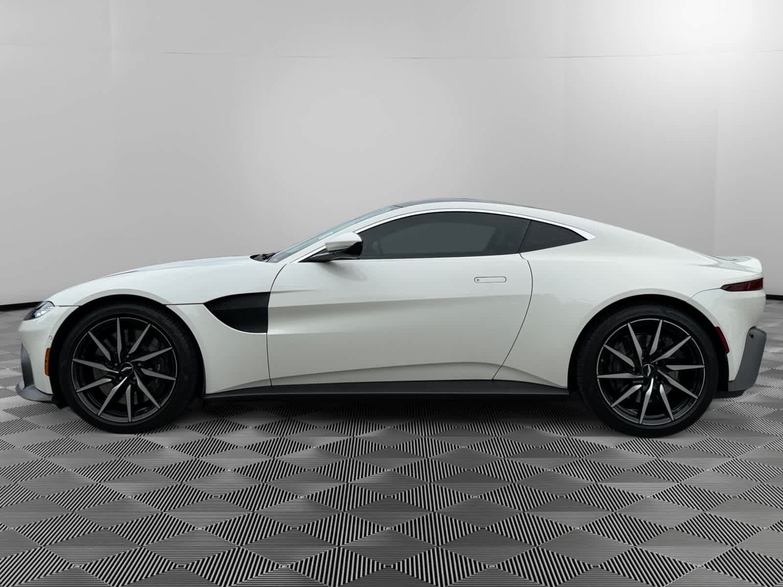 Used 2019 Aston Martin V8 Vantage Coupe RWD image 2
