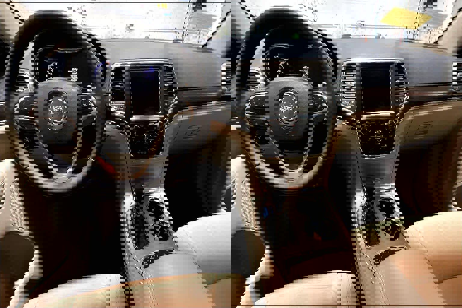 Used 2017 Jeep Grand Cherokee Limited image 15