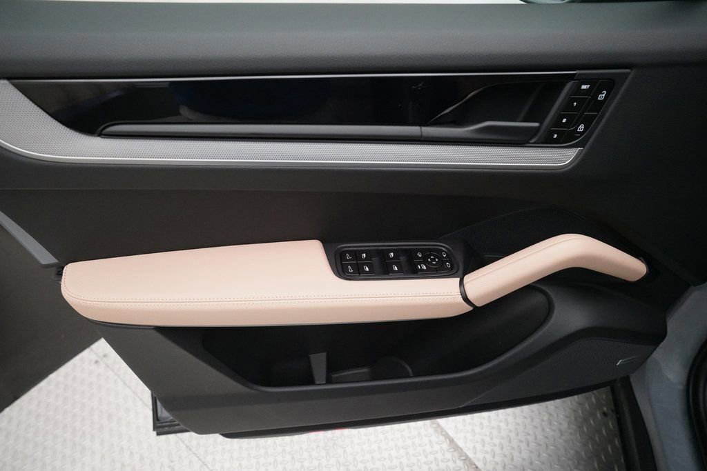 Certified 2026 Porsche Cayenne Coupe image 16