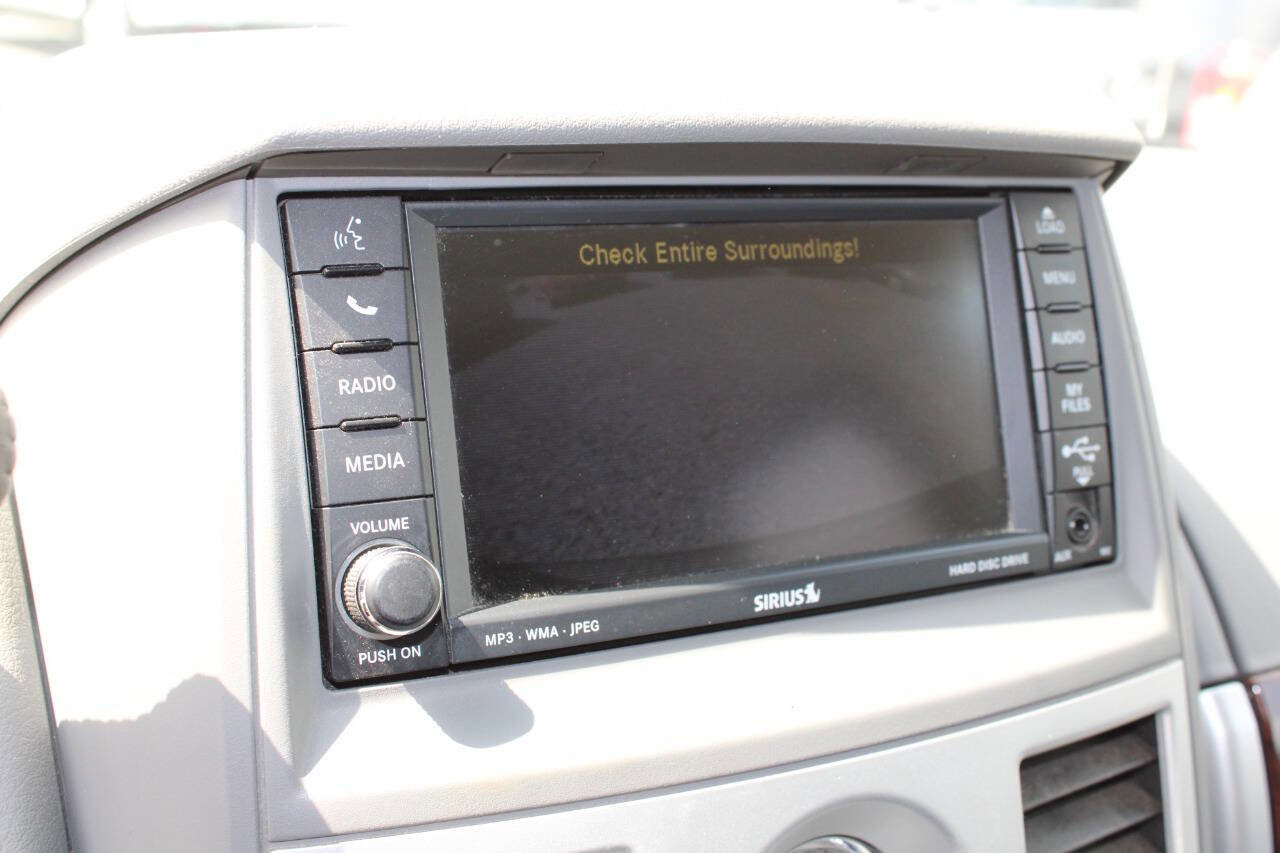 Used 2010 Chrysler Town & Country Touring w/ Entertainment Group #2 FWD image 16