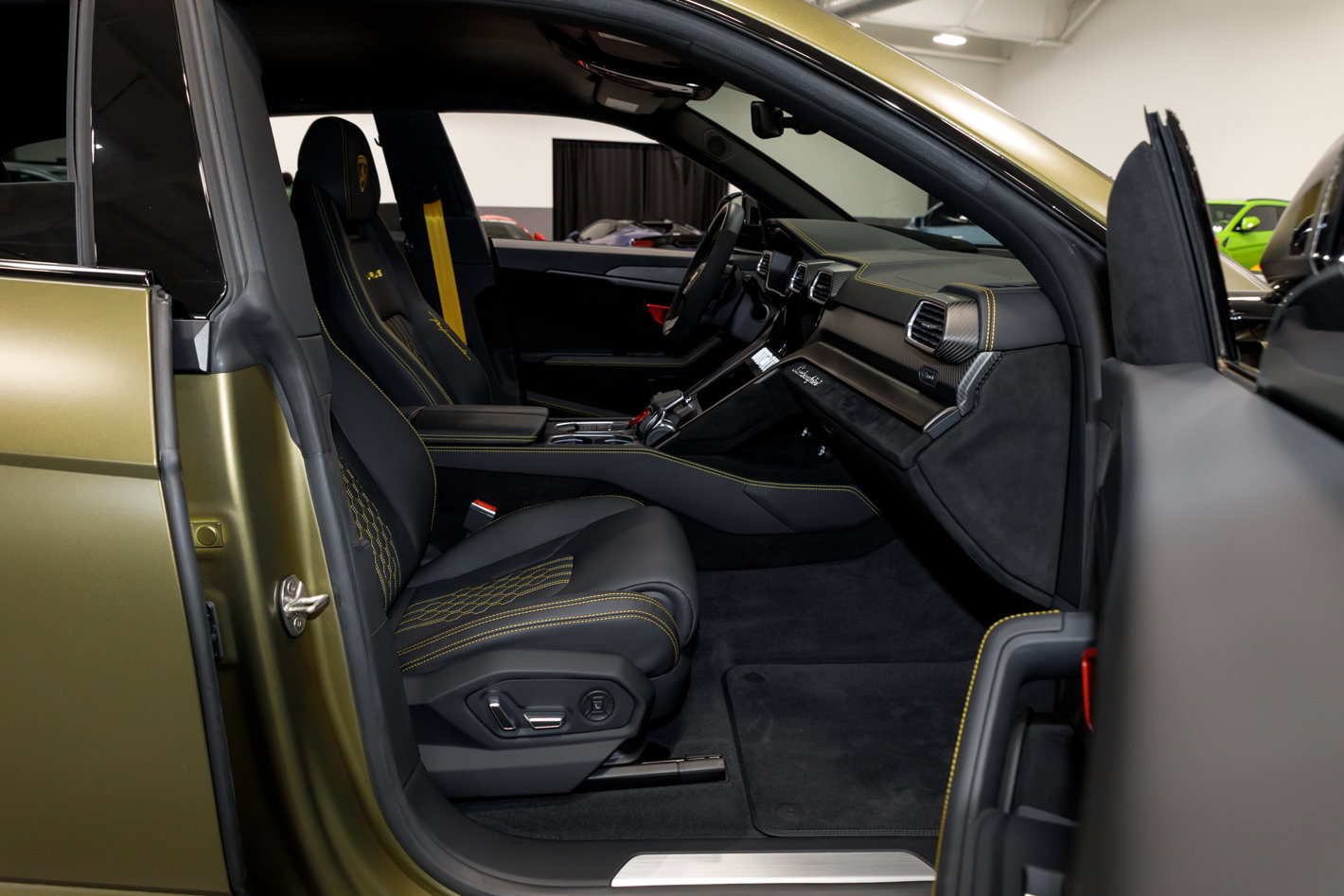 Used 2024 Lamborghini Urus Performante AWD/4WD image 70
