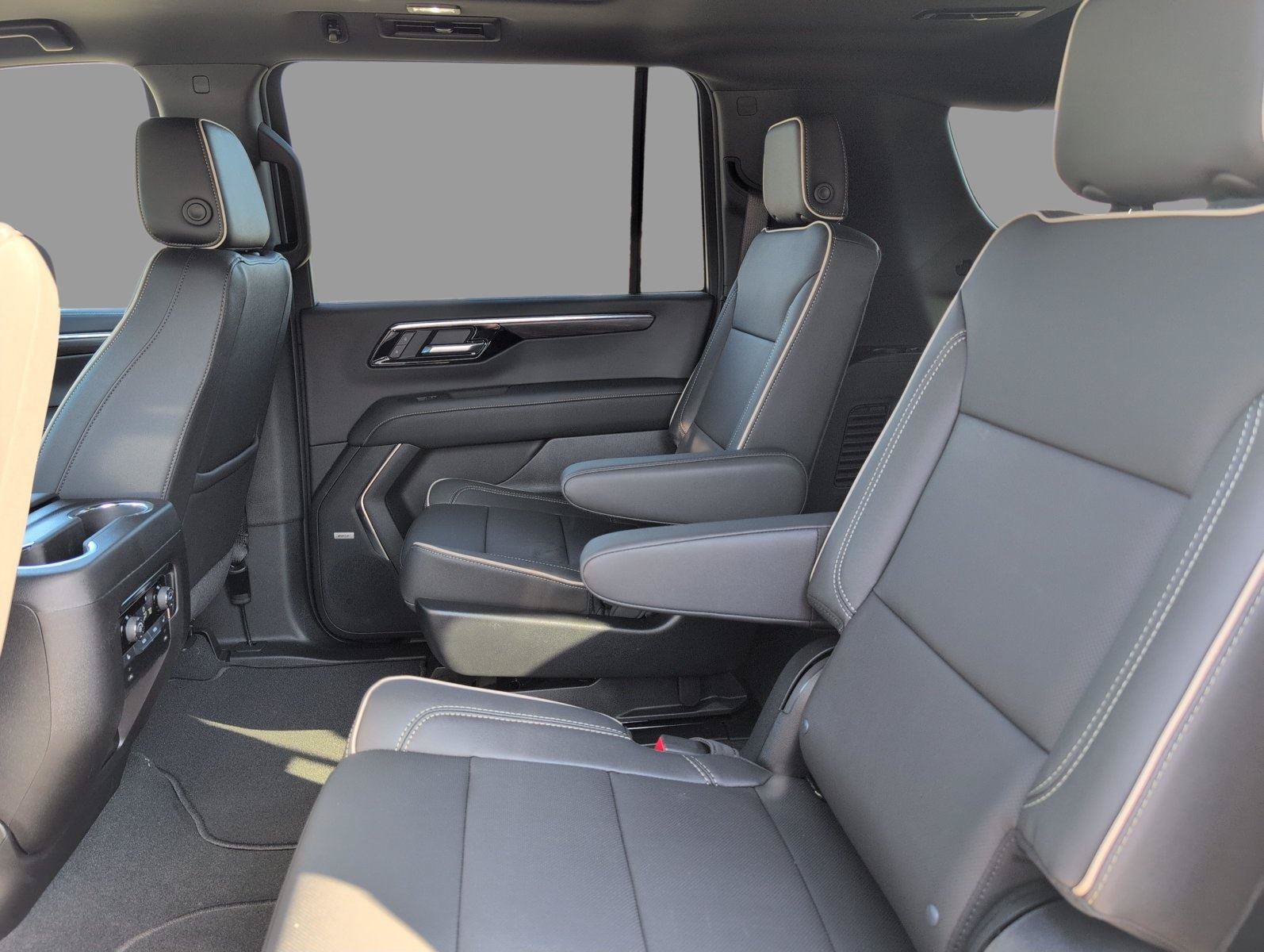 New 2026 Chevrolet Suburban Premier w/ Sun And Tow Package AWD/4WD image 33