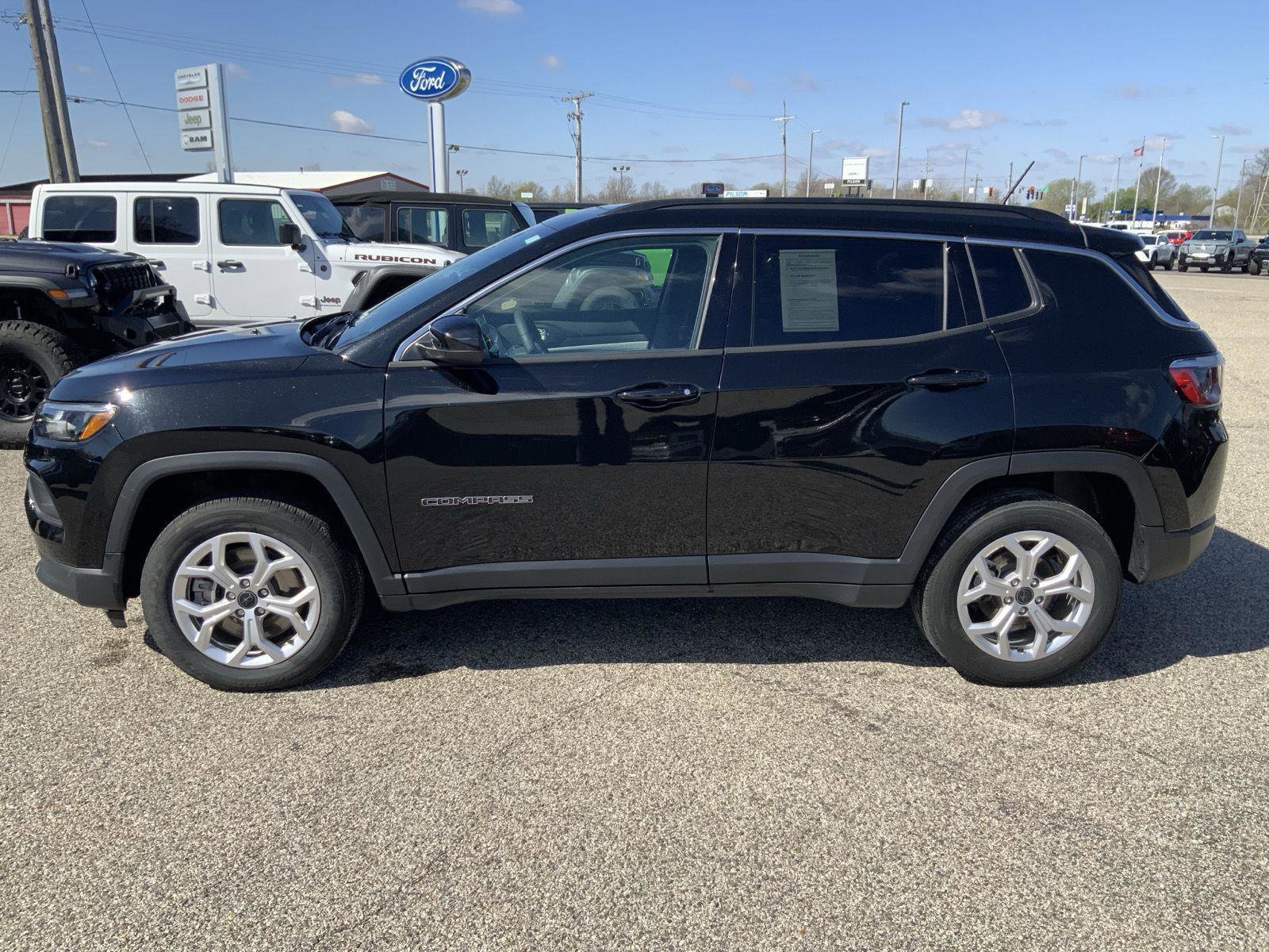 Used 2025 Jeep Compass Latitude w/ Sun & Sound Group AWD/4WD image 8