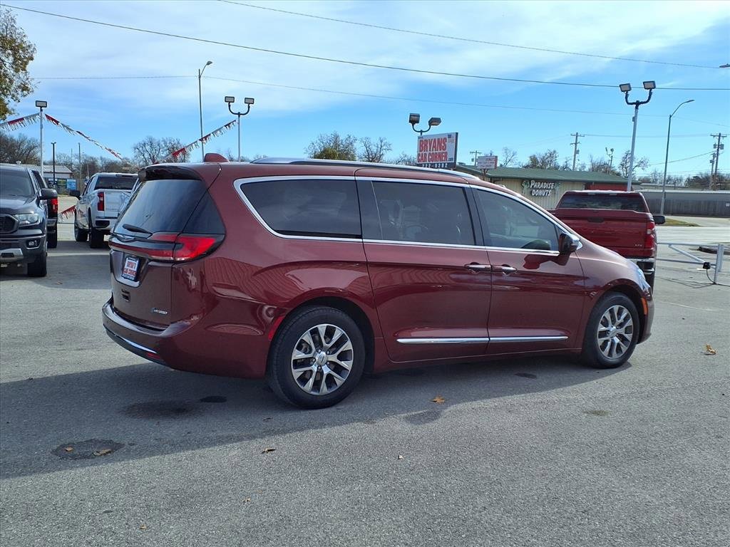 Used 2021 Chrysler Pacifica Limited w/ Uconnect Theater Family Group image 22