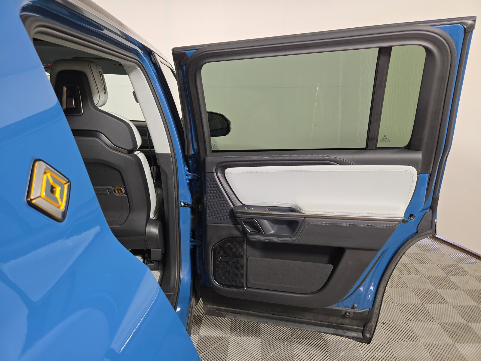 Used 2024 Rivian R1S Adventure AWD/4WD image 19