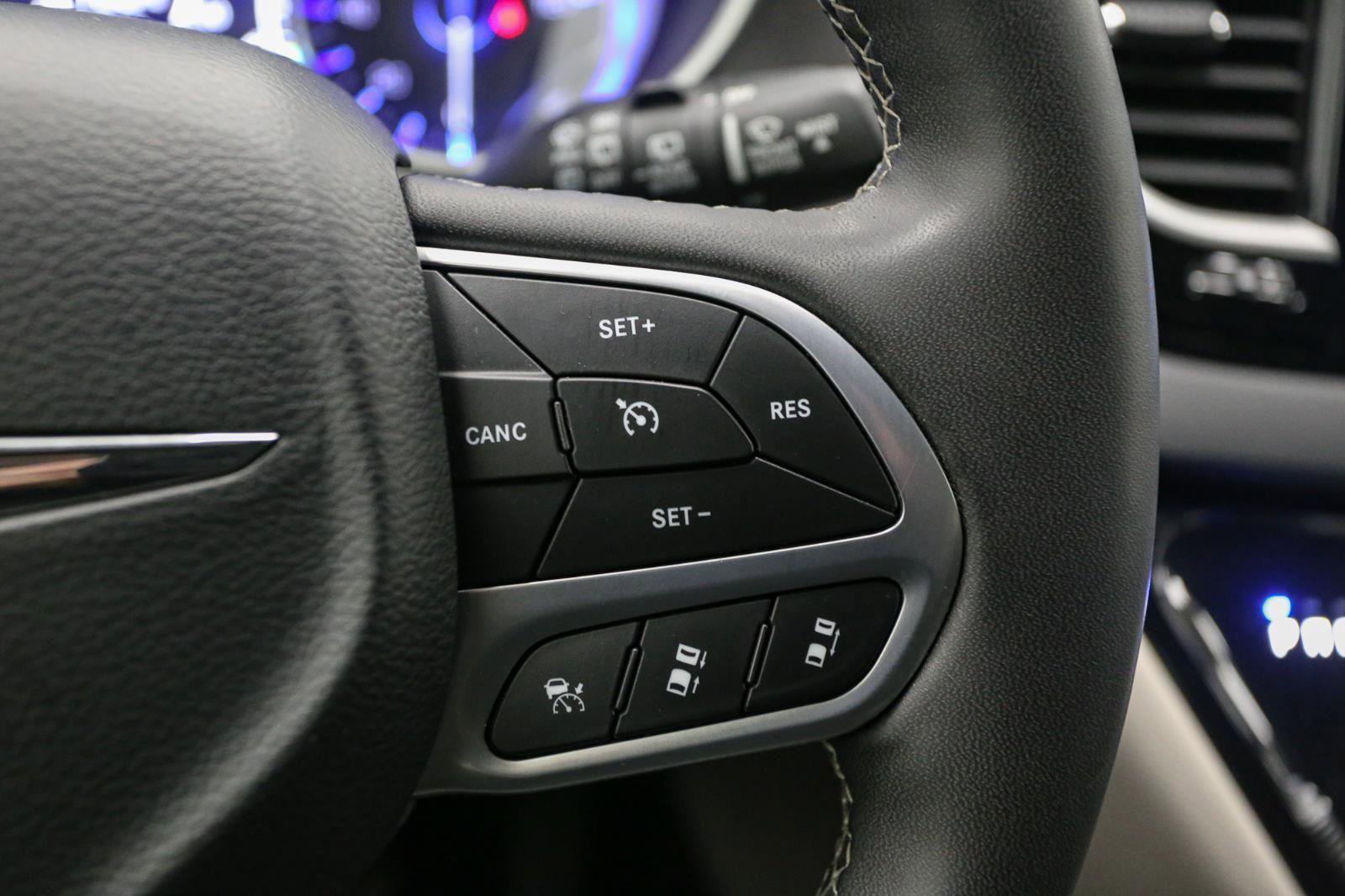 Used 2024 Chrysler Pacifica Touring-L image 35