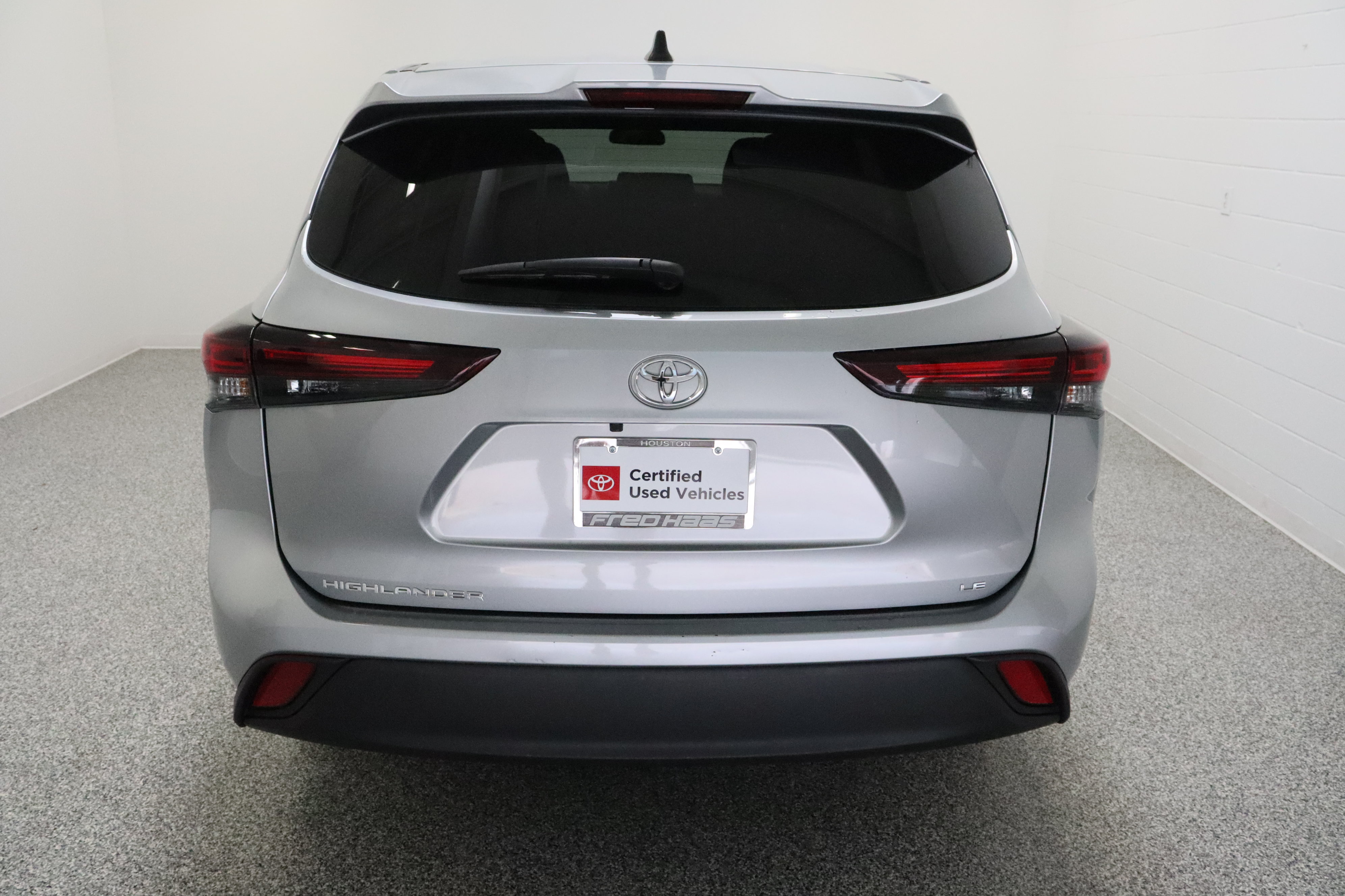 Certified 2025 Toyota Highlander LE FWD image 8