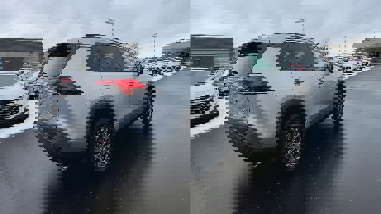 Used 2022 Toyota RAV4 XLE Premium image 8