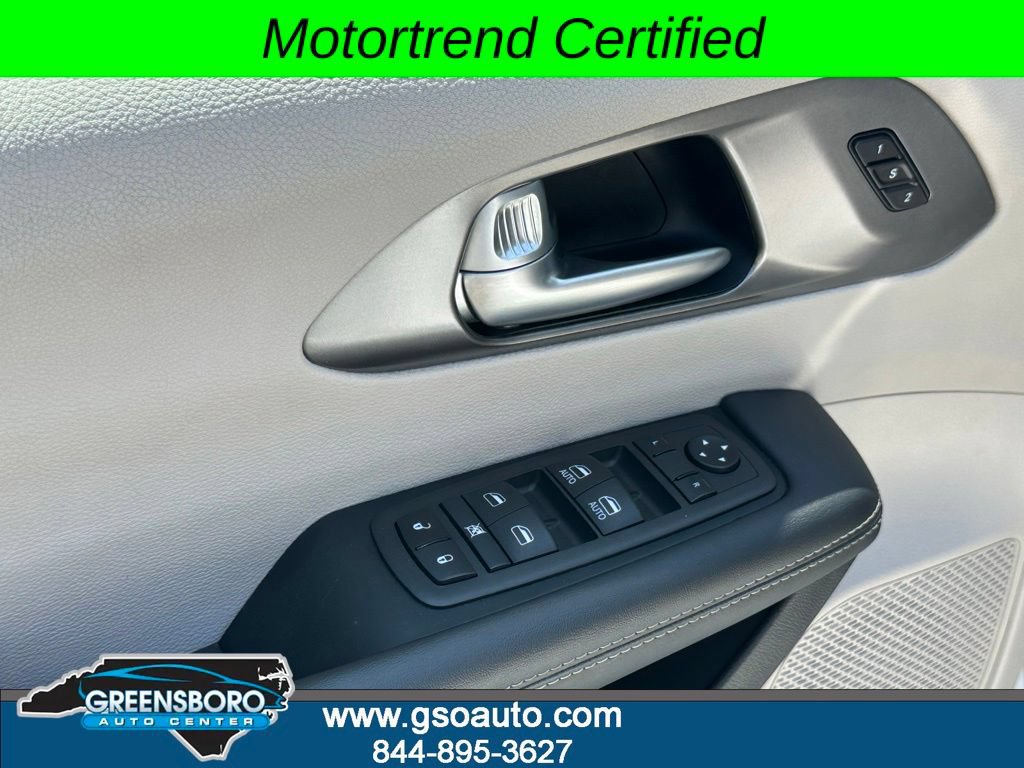 Used 2024 Chrysler Pacifica Touring-L FWD image 15