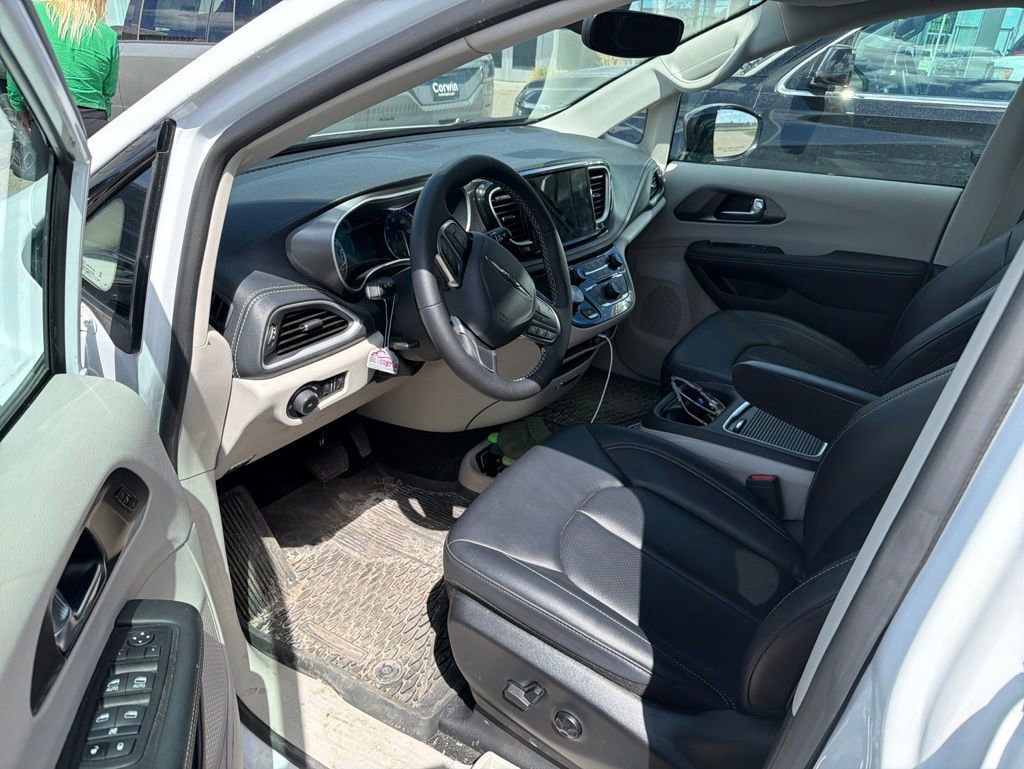 Used 2024 Chrysler Pacifica Touring-L w/ Road Tripper Package FWD image 9