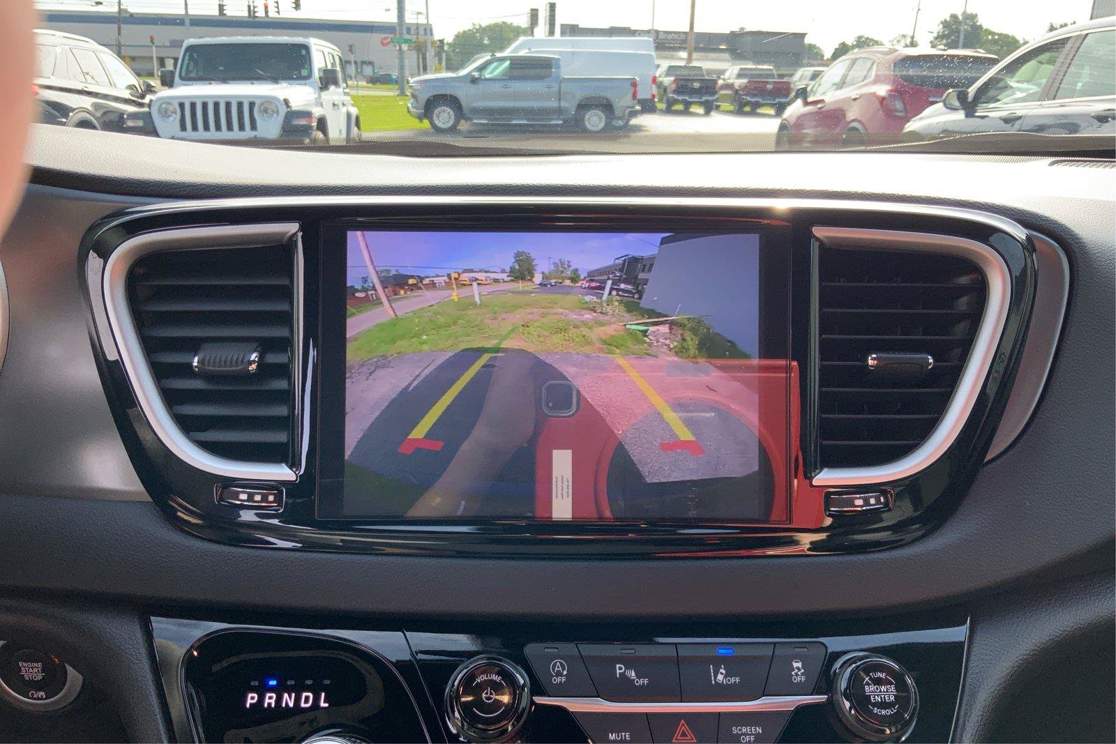 Used 2025 Chrysler Pacifica Select FWD image 32