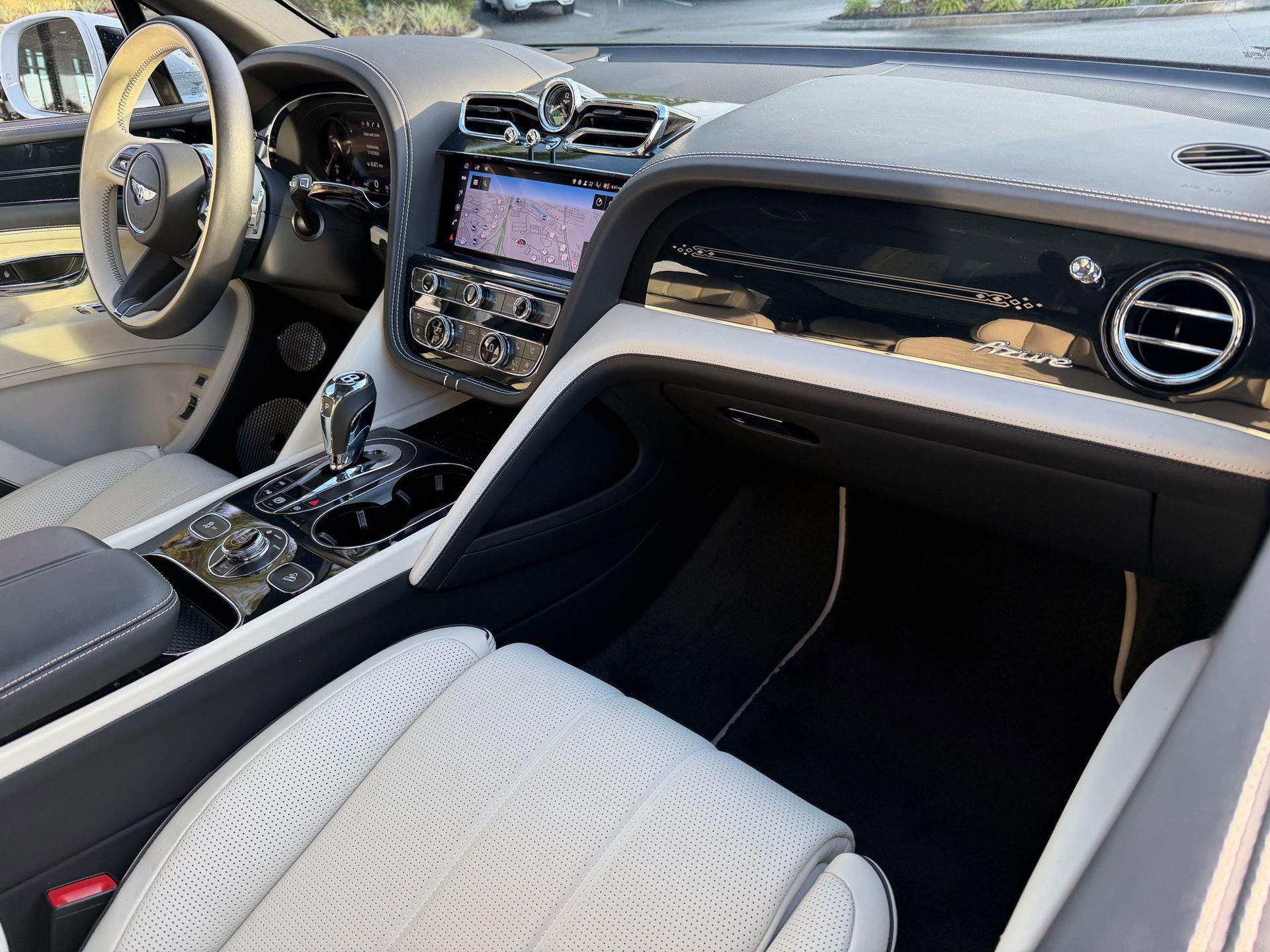 Used 2023 Bentley Bentayga Extended Wheelbase image 2