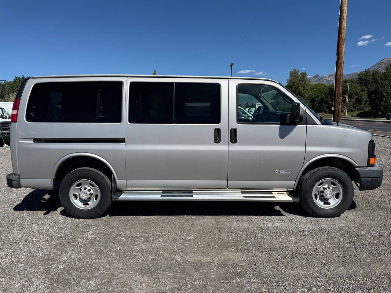 Used 2005 Chevrolet Express 2500 Passenger RWD image 2