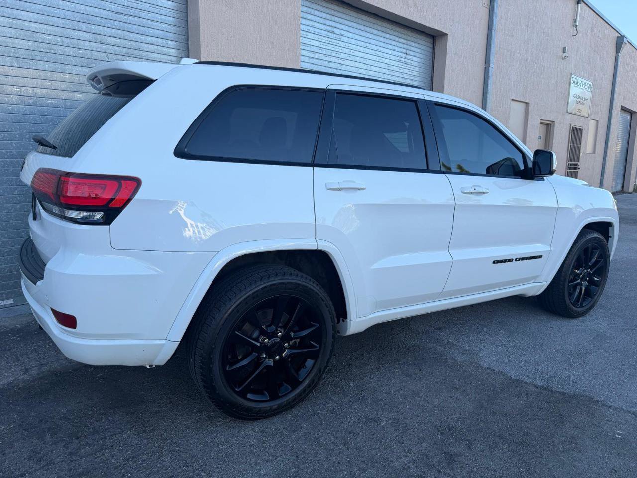 Used 2019 Jeep Grand Cherokee Laredo RWD image 9