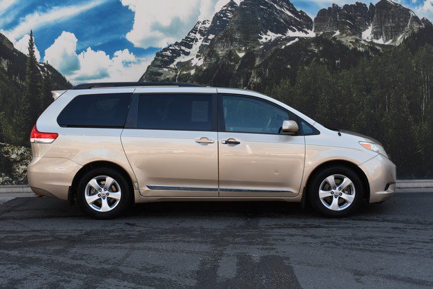 Used 2014 Toyota Sienna LE FWD image 2