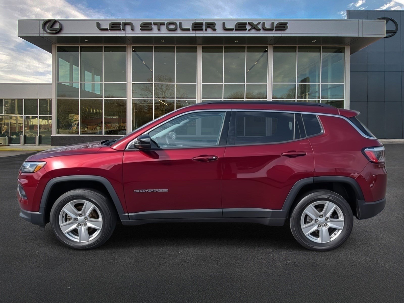 Used 2022 Jeep Compass Latitude image 2
