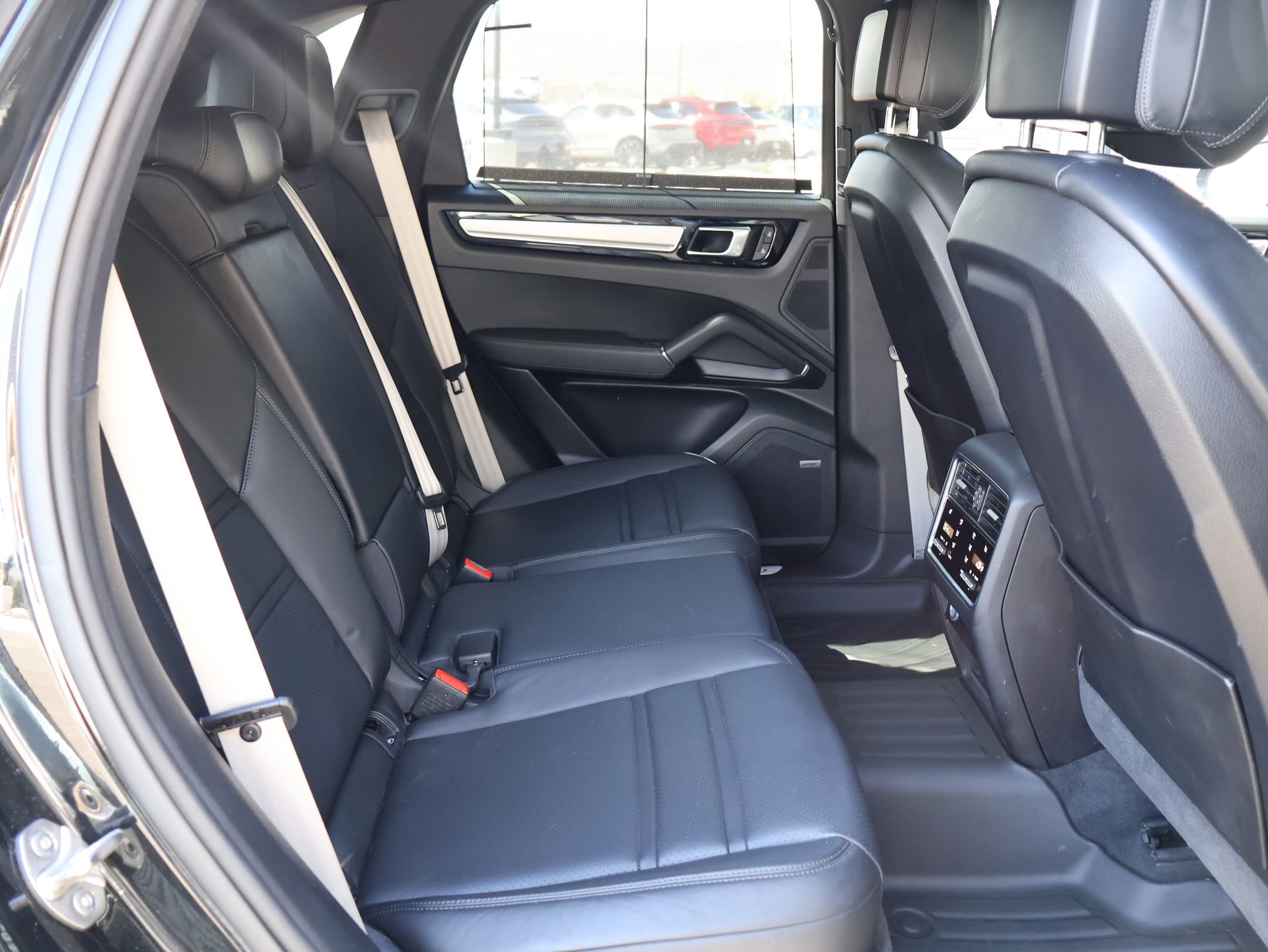 Used 2023 Porsche Cayenne Platinum Edition image 24