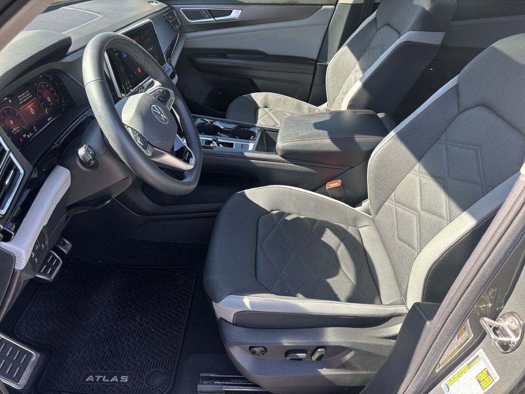 Used 2024 Volkswagen Atlas Peak Edition SE AWD/4WD image 9