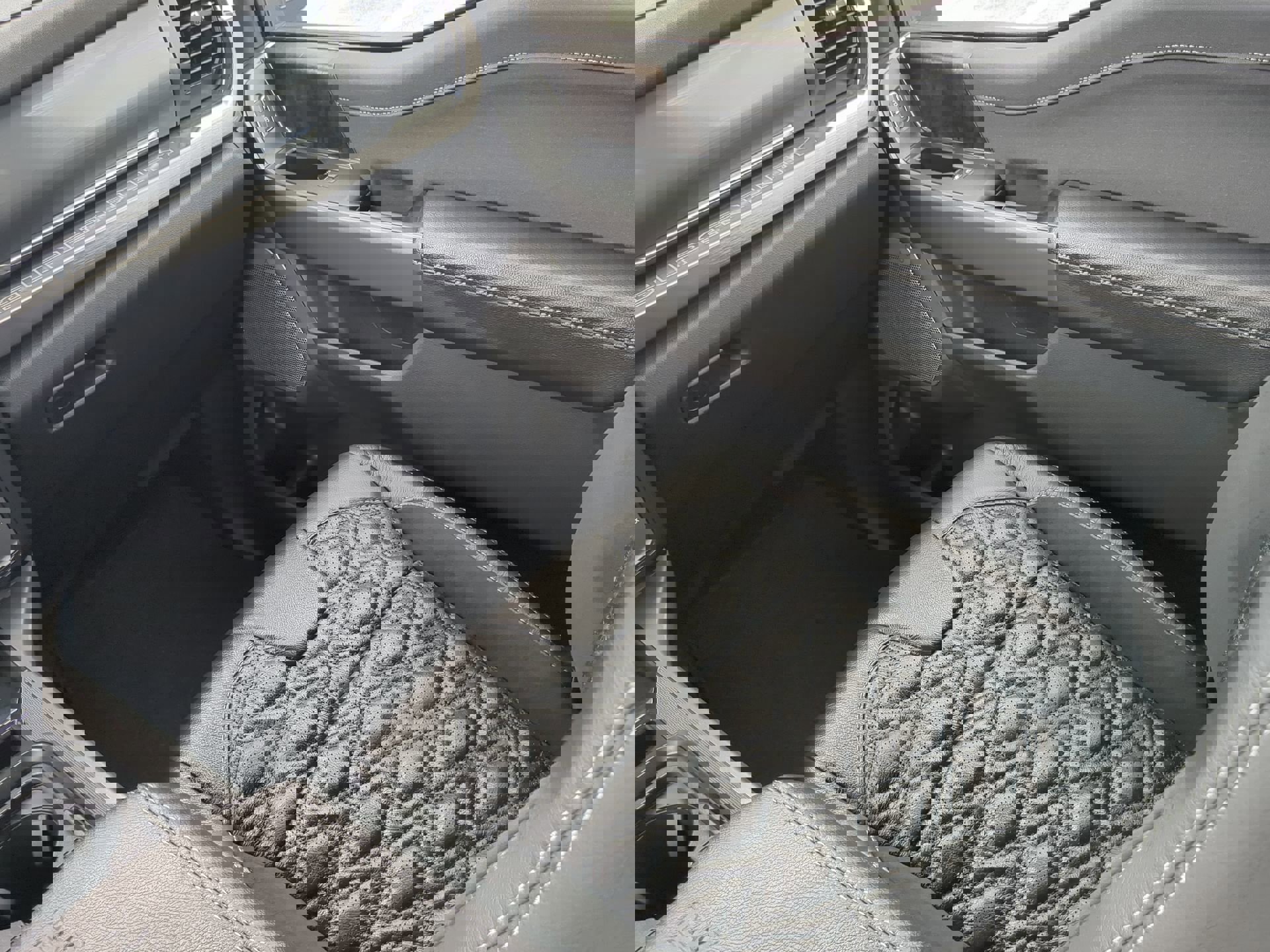 New 2026 Ford F250 Lariat w/ Black Appearance Package image 48