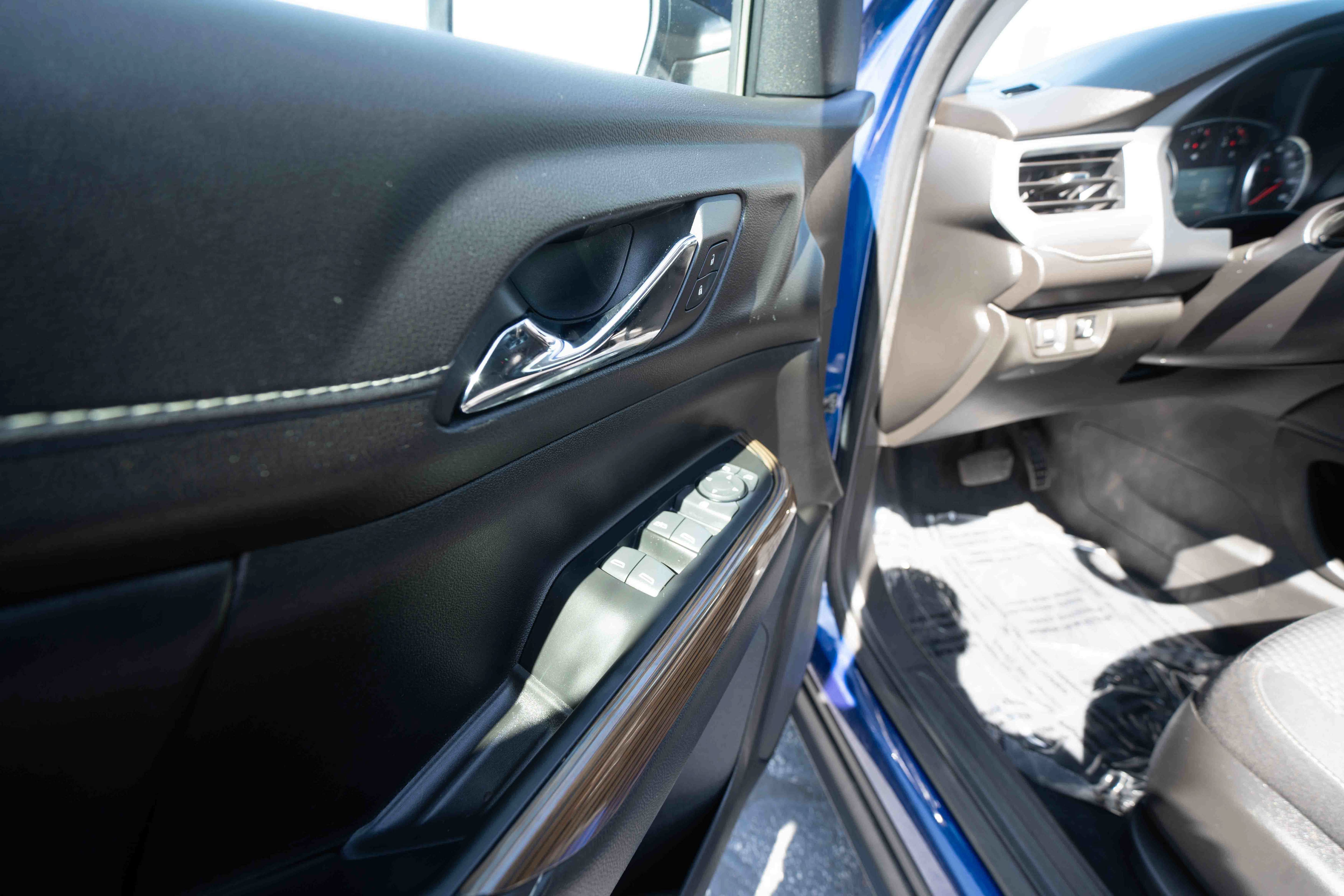 Used 2023 GMC Acadia SLE w/ Elevation Edition FWD image 7