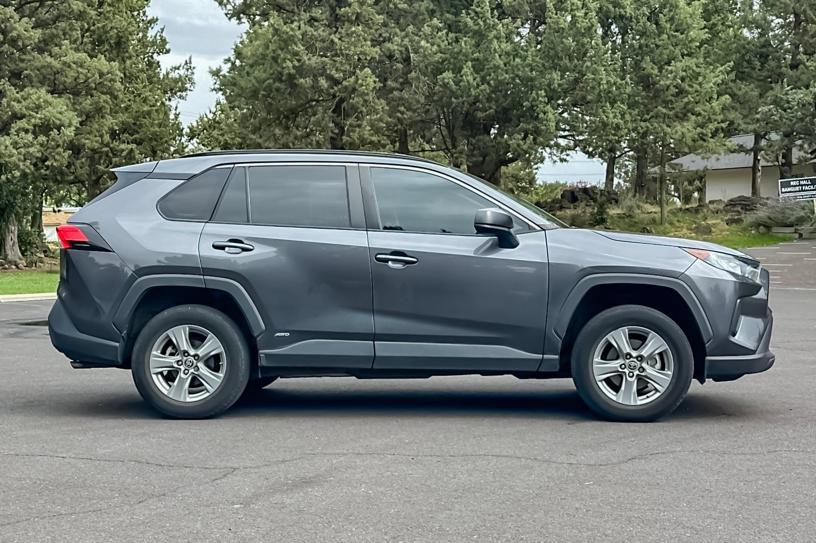 Used 2022 Toyota RAV4 LE AWD/4WD image 3