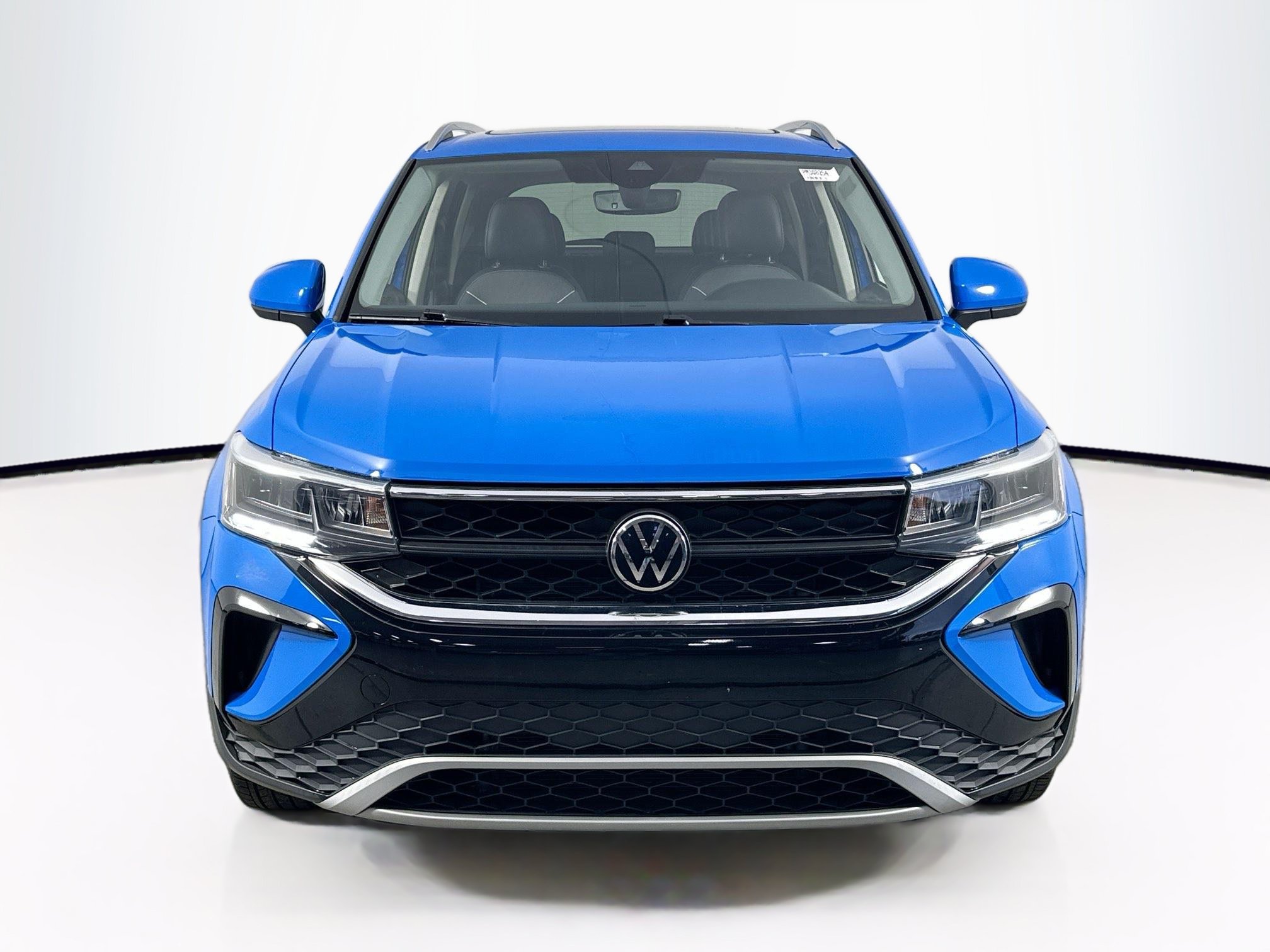 Used 2023 Volkswagen Taos SE FWD image 2
