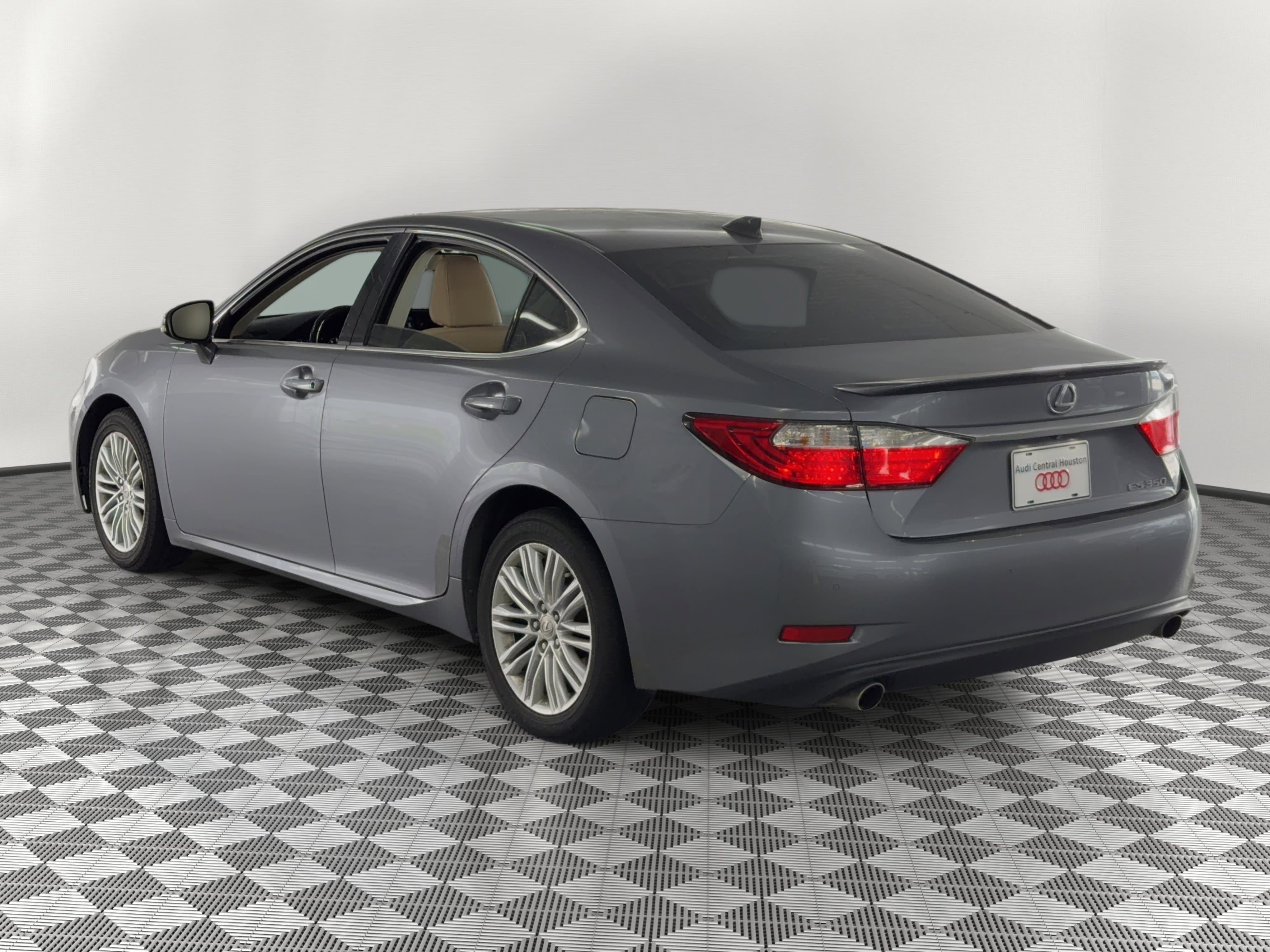 Used 2015 Lexus ES 350 w/ Luxury Package FWD image 3
