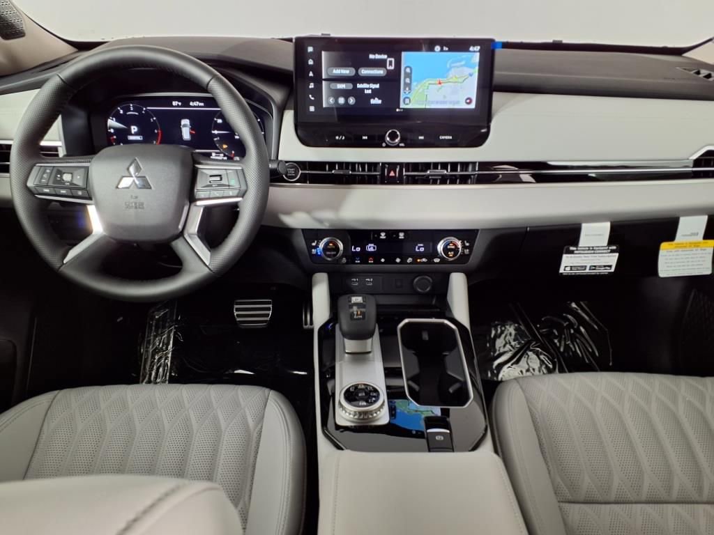 Used 2025 Mitsubishi Outlander AWD image 12