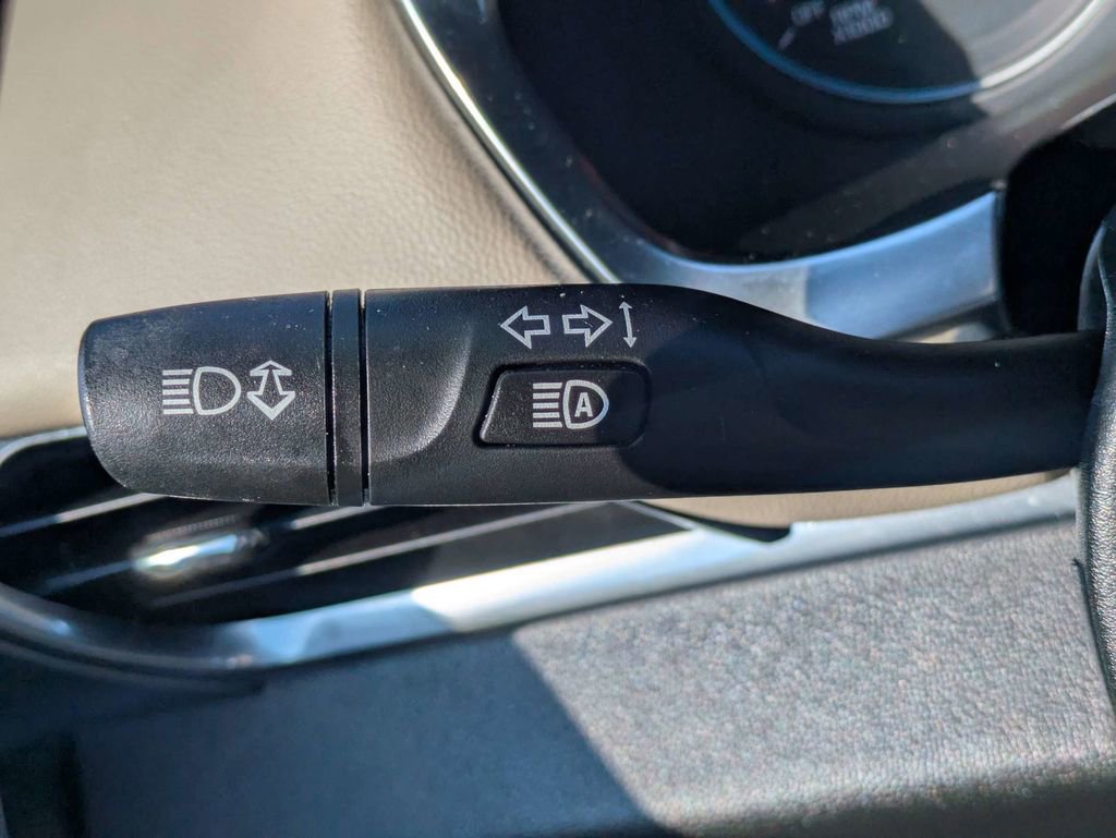 Used 2022 Chevrolet Traverse LT FWD image 30