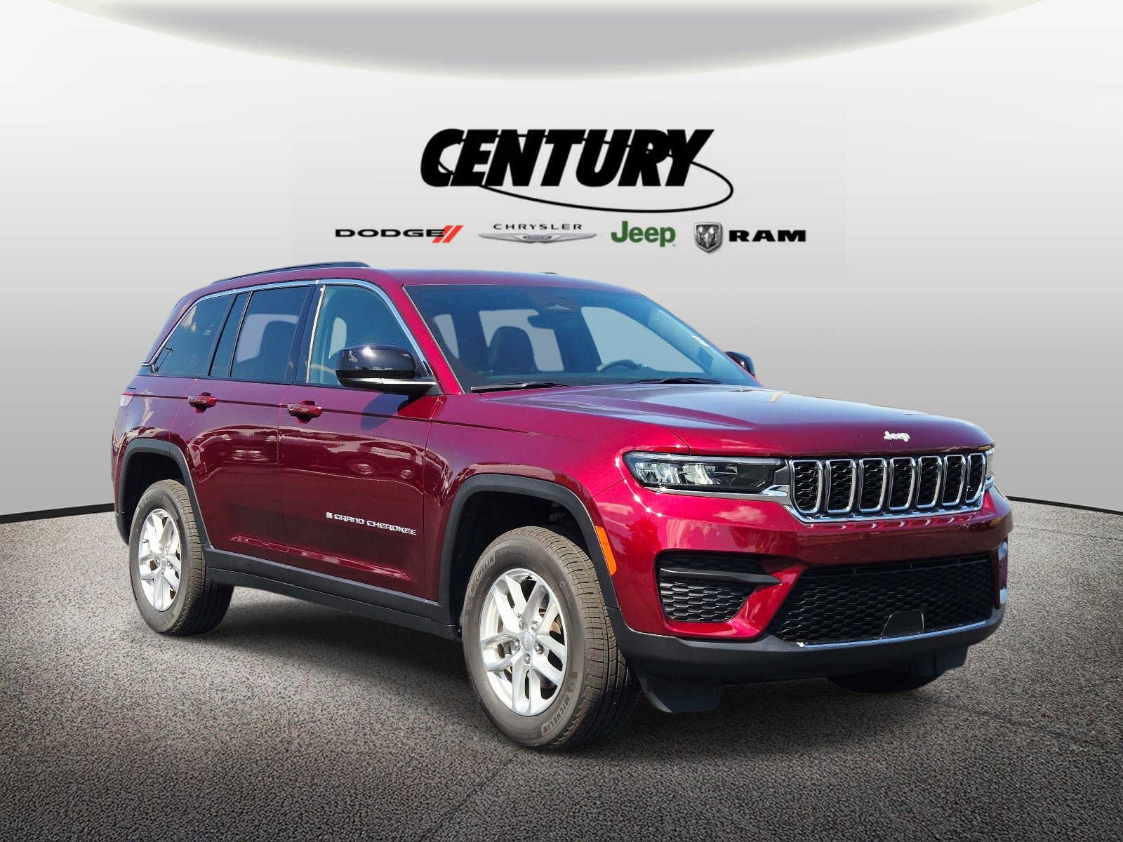 Used 2025 Jeep Grand Cherokee Laredo X w/ Luxury Tech Group I AWD/4WD image 1