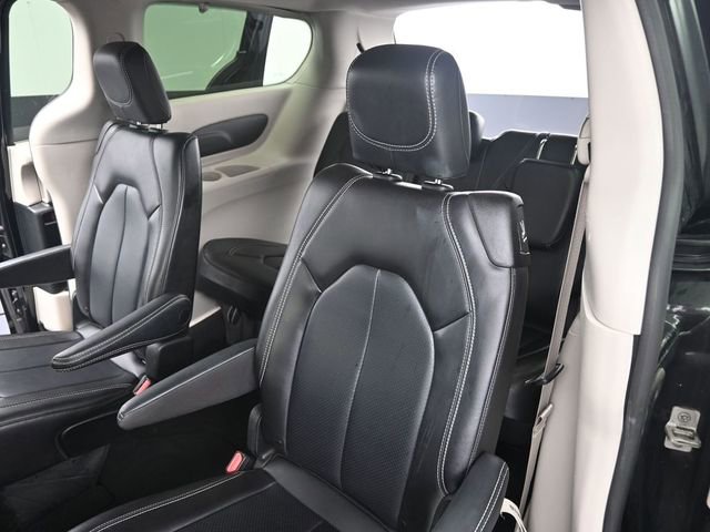 Used 2023 Chrysler Pacifica Touring-L image 21