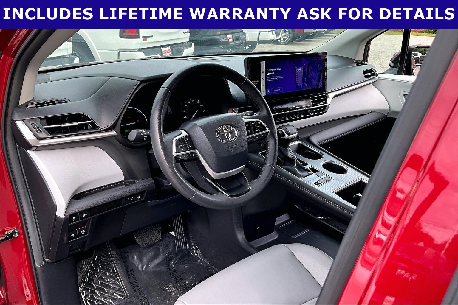 Used 2025 Toyota Sienna XLE FWD image 11