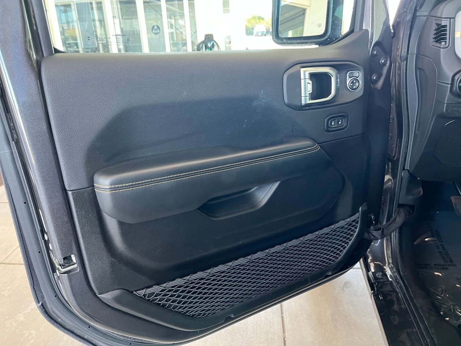 Used 2025 Jeep Wrangler Sahara image 20