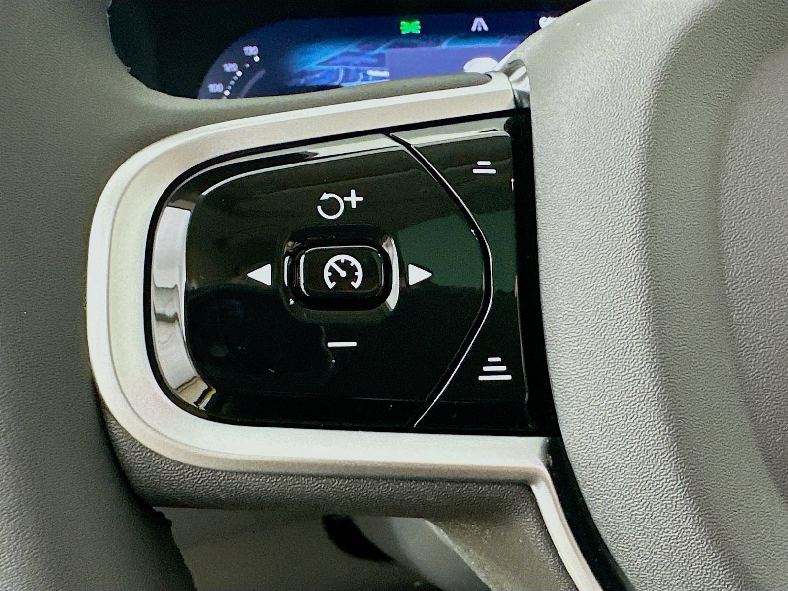 New 2026 Volvo XC60 B5 Plus w/ Protection Package Premier AWD/4WD image 18